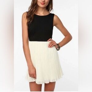 🆕 Vintage Urban Outfitters KNT Kova & T Black Cream Pleat Dress Open Back Size 8